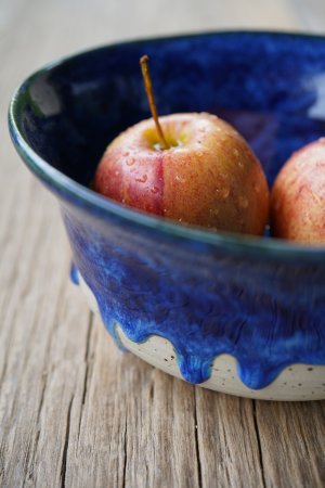 Preview: Handgetöpferte Ramen Keramik Schale  – in tiefem Kristallblau